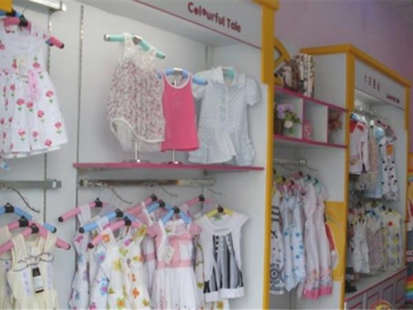 七彩童话童装店铺展示