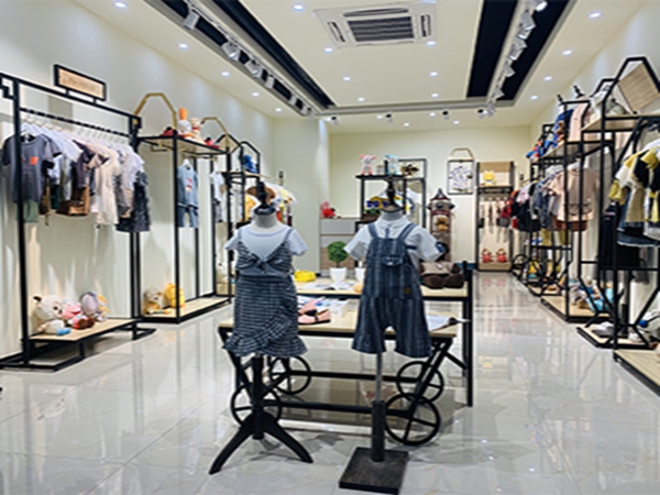 宠来宠趣童装店铺展示