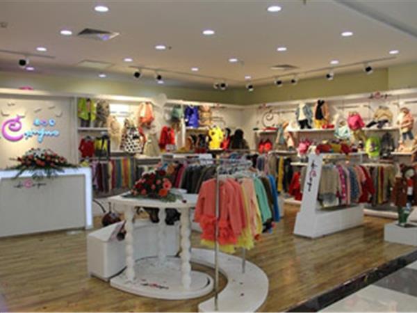 爱心果童装店铺展示