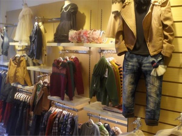 俄梅戛童装店铺展示