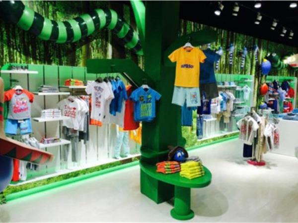 小蚊子童装店铺展示