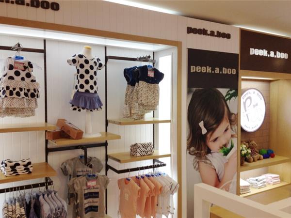 皮卡泡泡童装店铺展示