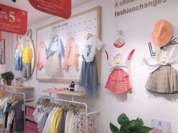 熊卡唯妮童装店铺展示