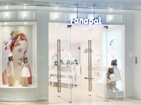 法纳贝儿童装店铺展示