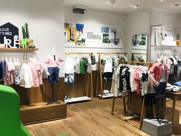 马骑顿童装店铺展示
