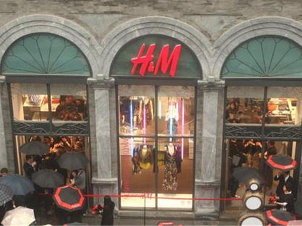 H&M童装店铺展示