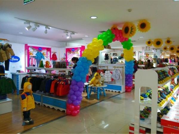 迪士尼童装店铺展示