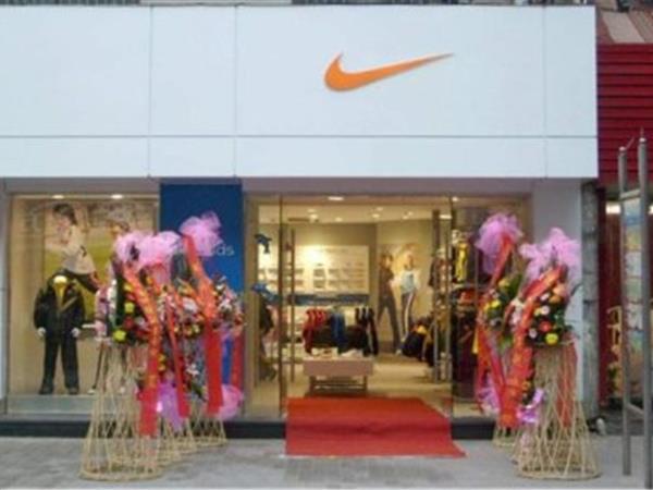 耐克童装店铺展示