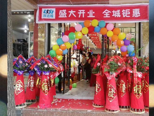双色瞳童装店铺展示
