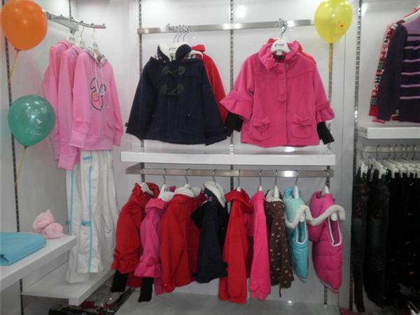五指布童童装店铺展示