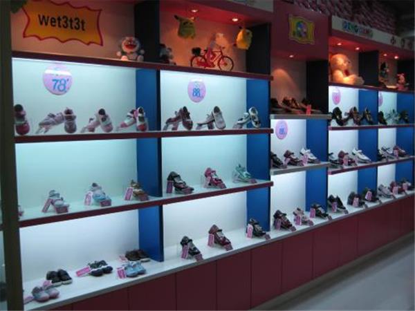 喜羊羊与灰太狼童装店铺展示