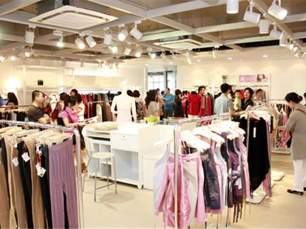 爱葆童装店铺展示