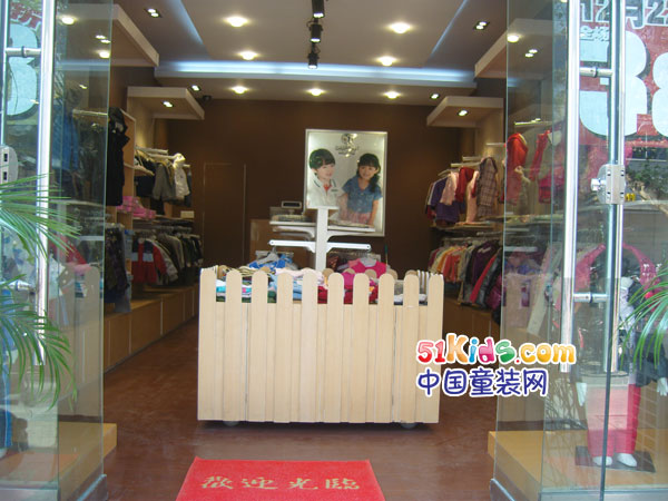 风镜小鸭童装店铺展示