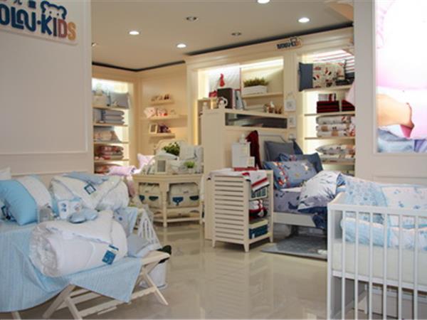 罗莱儿童童装店铺展示