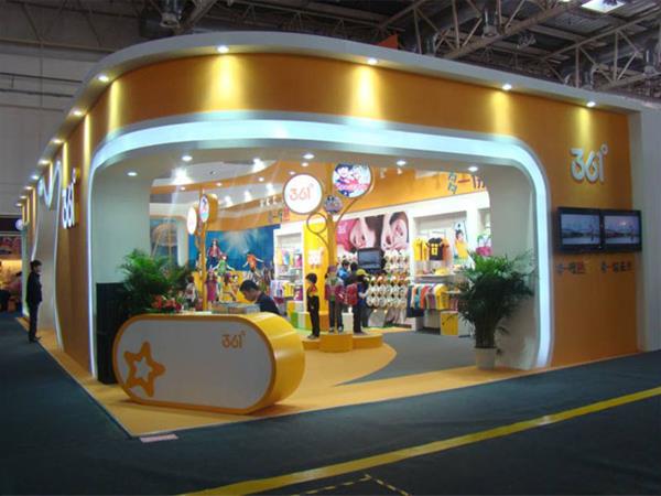 361度童装店铺展示