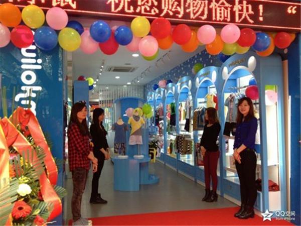 贝乐鼠童装店铺展示