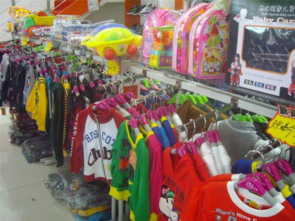 大小孩童装店铺展示