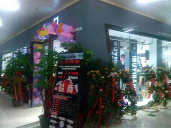 布衣班纳童装店铺展示