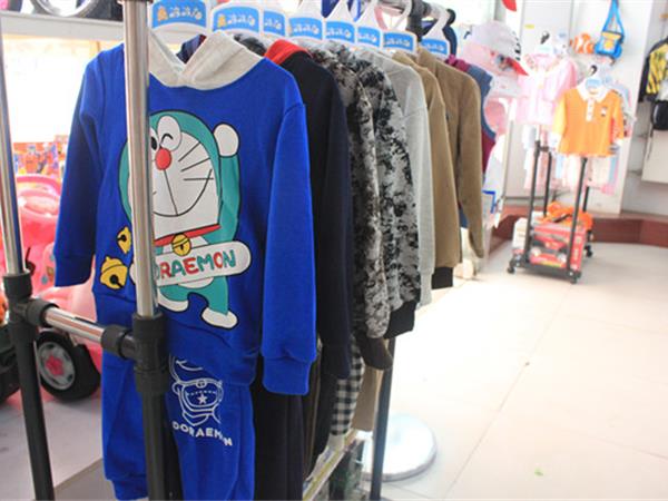 波波龙童装店铺展示