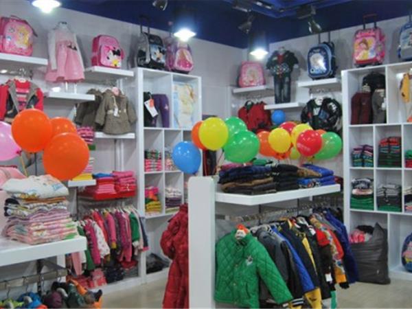 星星城堡童装店铺展示