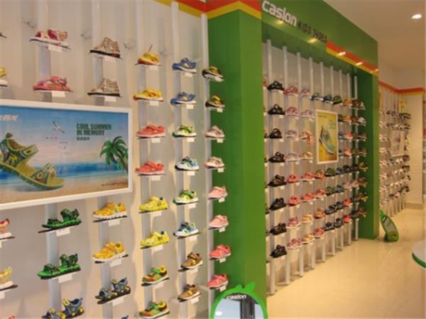 卡西龙鞋帽童装店铺展示