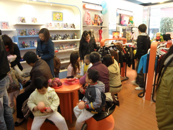 洛迩贝童装店铺展示
