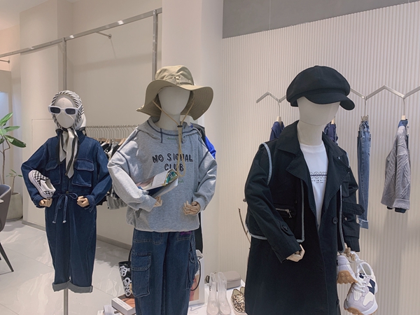 续物童装店铺展示
