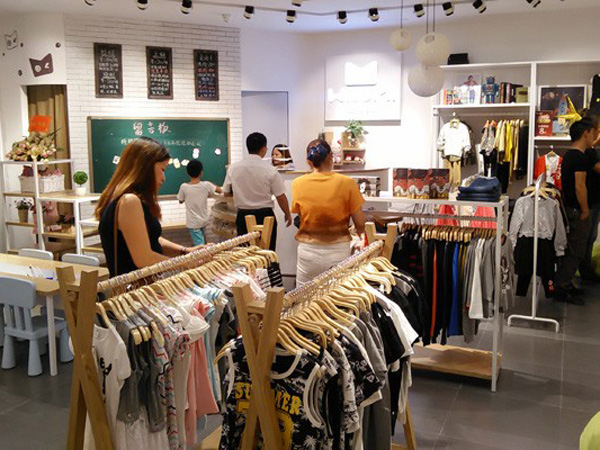 威斯米童装店铺展示