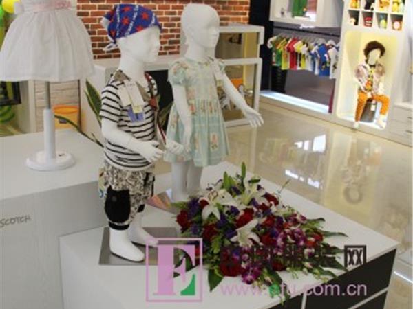 跳格子童装店铺展示