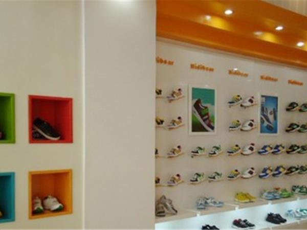 耐迪熊童装店铺展示