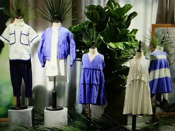籽芽之家童装店铺展示