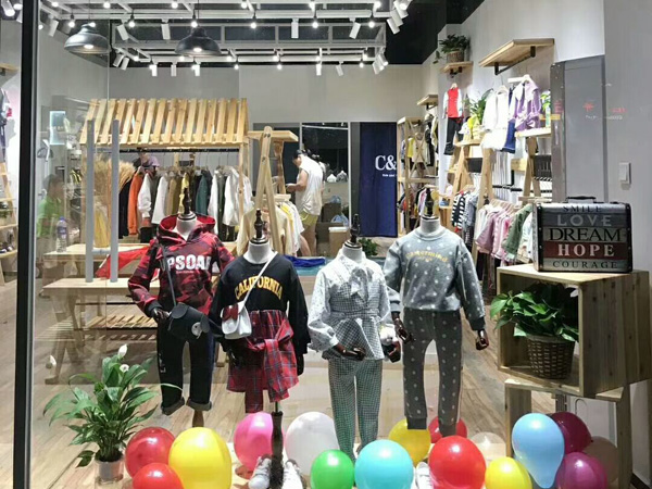崇者童装店铺展示