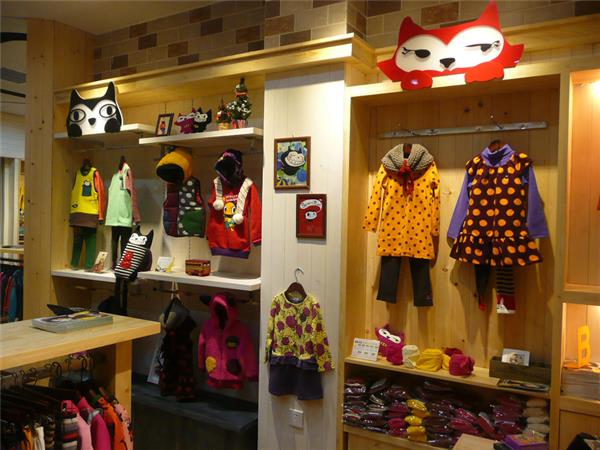 芭拿娜服酷童装店铺展示