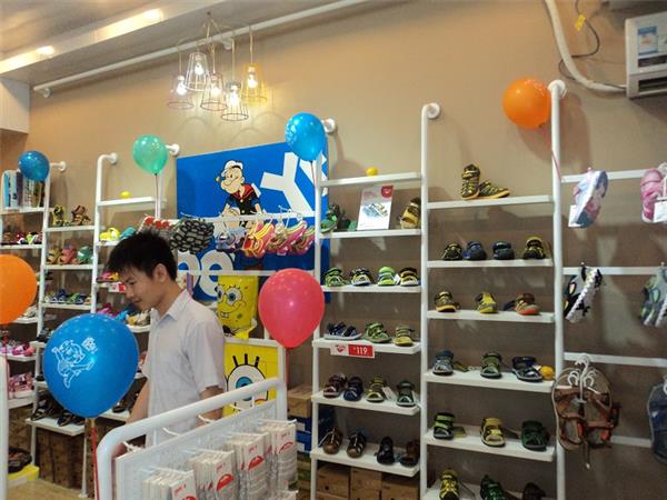 奈足童装店铺展示
