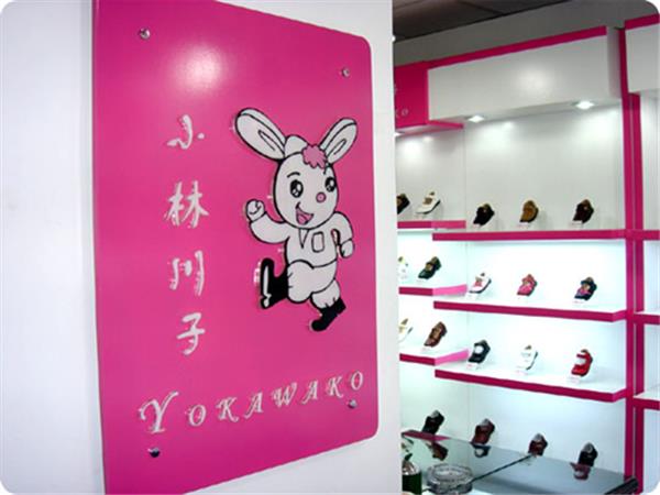 小林川子童装店铺展示