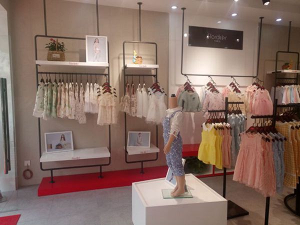 弗萝町童装店铺展示