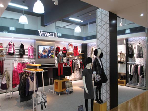 唯路易童装店铺展示