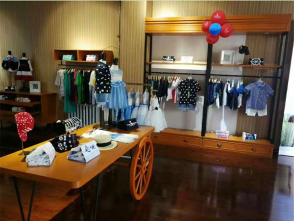 T100童装店铺展示