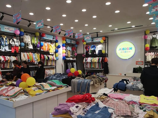 爱尚哆哆咪童装店铺展示