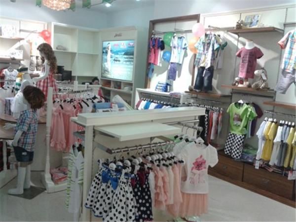 安迪鹿儿童装店铺展示