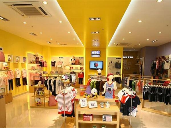 太平鸟童装店铺展示