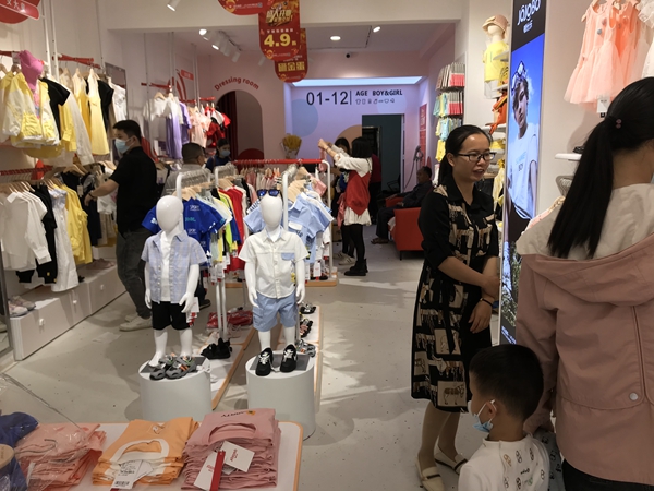 啾比乐童装店铺展示
