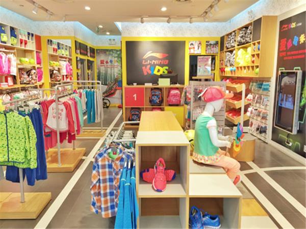 李宁童装店铺展示