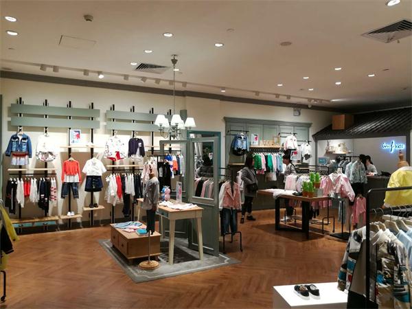 因否童装店铺展示