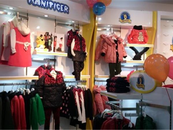 小虎憨尼童装店铺展示