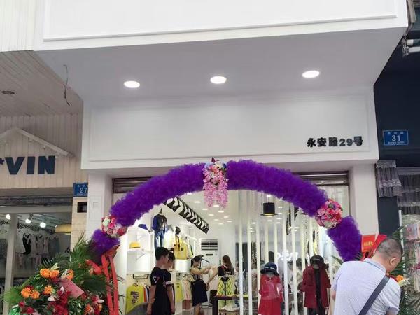 巴拉邦童装店铺展示