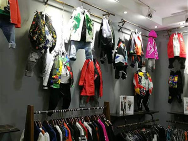 酷比小捍马童装店铺展示