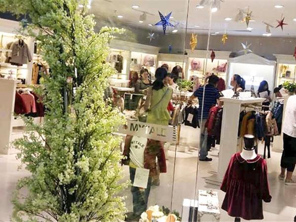 童话故事童装店铺展示