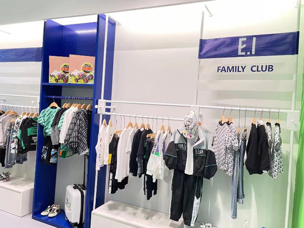一爱童装店铺展示