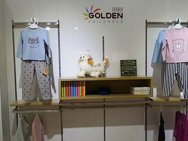 金色童年童装店铺展示